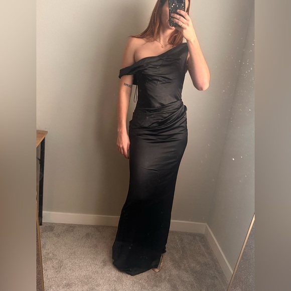 Elegant Black Off-Shoulder Dress - Picture 1 of 1